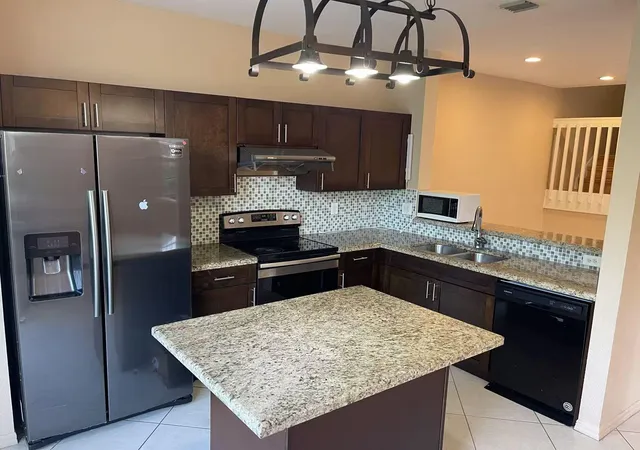 3rd image of 4061 Nw 91St Ter, Sunrise, FL 33351 | MLS# B26034185