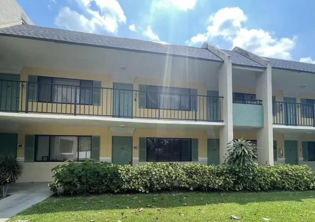 3rd image of 1811 Meadows Cir W, Boynton Beach, FL 33436 | MLS# B26034174