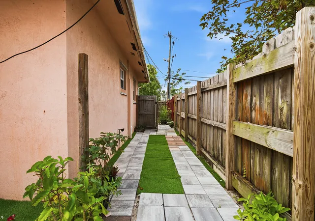 15th image of 550 Ne 37th St #1-2, Pompano Beach, FL 33064 | MLS# B26034288