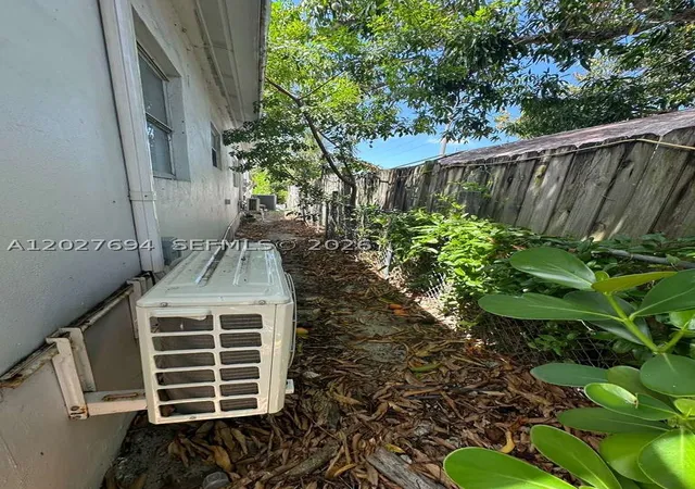 2nd image of 685 Sw 7th Terr, Dania, FL 33004 | MLS# A12027694