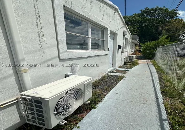 3rd image of 685 Sw 7Th Terr, Dania, FL 33004 | MLS# A12027694
