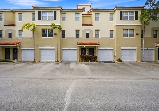 Homes for sale in Coral Springs, FL | 5820 W Sample Rd #206, Coral Springs, FL 33067 | MLS# B26034665