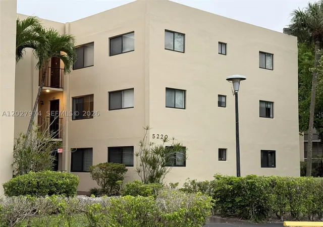 4th image of 5220 Las Verdes Cir #114, Delray Beach, FL 33484 | MLS# A12027974