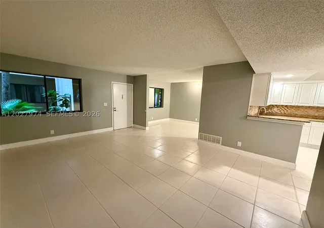 5th image of 5220 Las Verdes Cir #114, Delray Beach, FL 33484 | MLS# A12027974