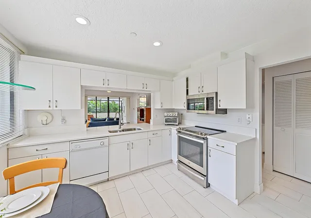 Homes for sale in Juno Beach, FL | 811 Oak Harbour Dr, Juno Beach, FL 33408 | MLS# B26035053