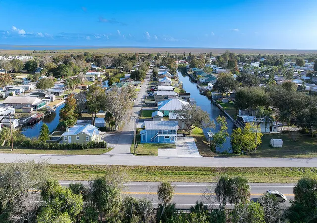 4th image of 1020 4Th St, Okeechobee, FL 34974 | MLS# B26035259
