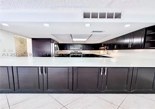 Photo 3 of Townhouse for sale at 535 Nw 98th Ave, Plantation, FL 33324 | MLS# A12028898 | Listing updated on 2026-09-28