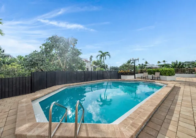 2nd image of 3200 Collins Ave, Miami Beach, FL 33140