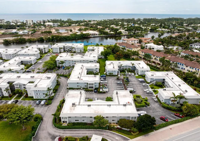 2nd image of 34 Colonial Clb Dr, Boynton Beach, FL 33435