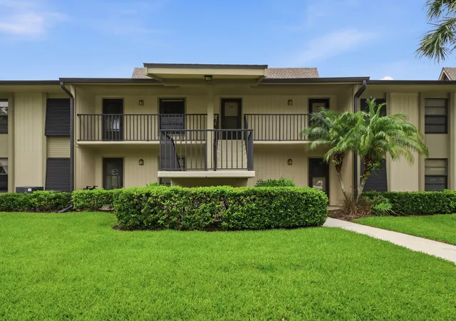 Homes for sale in Vero Beach, FL | 29 Plantation Dr #202, Vero Beach, FL 32966 | MLS# B26035559