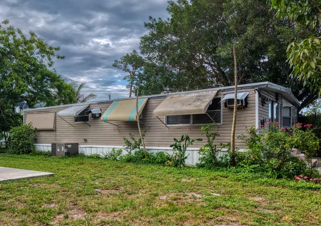 4th image of 32 Lisa Ln, Lake Worth, FL 33463 | MLS# B26035626