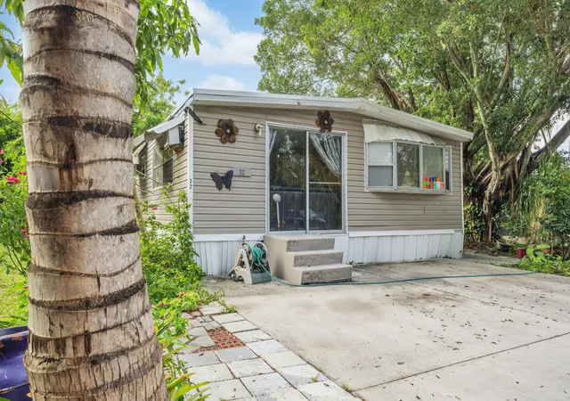 5th image of 32 Lisa Ln, Lake Worth, FL 33463 | MLS# B26035626