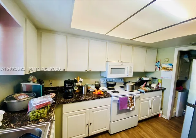 3rd image of 1702 S Dixie Hwy, Lake Worth Beach, FL 33460