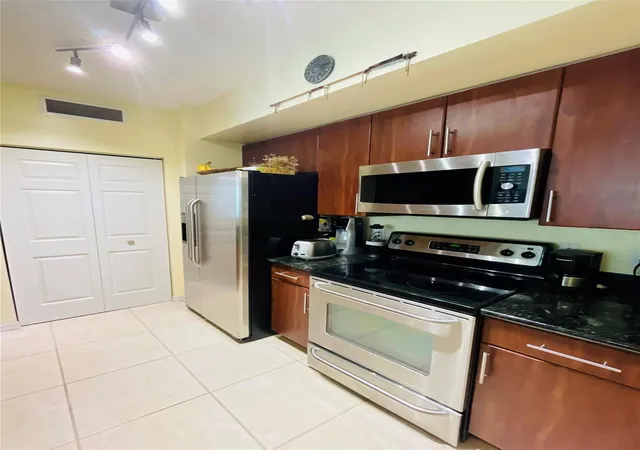 3rd image of 2401 Ne 65Th St #408, Fort Lauderdale, FL 33308 | MLS# B26035929