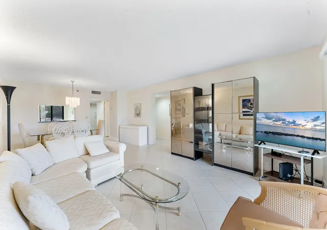 Homes for sale in Delray Beach, FL | 7260 Kinghurst Dr #205, Delray Beach, FL 33446 | MLS# B26036002