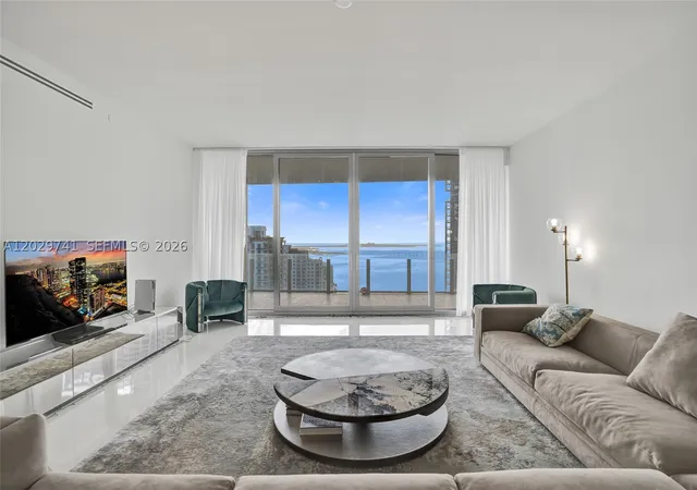2nd image of 300 Biscayne Boulevard Way #3304C, Miami, FL 33131 | MLS# A12029741