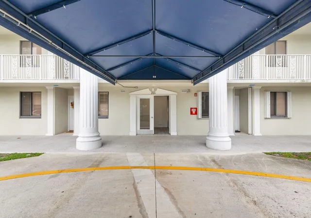 2nd image of 2401 Vlg Blvd, West Palm Beach, FL 33409