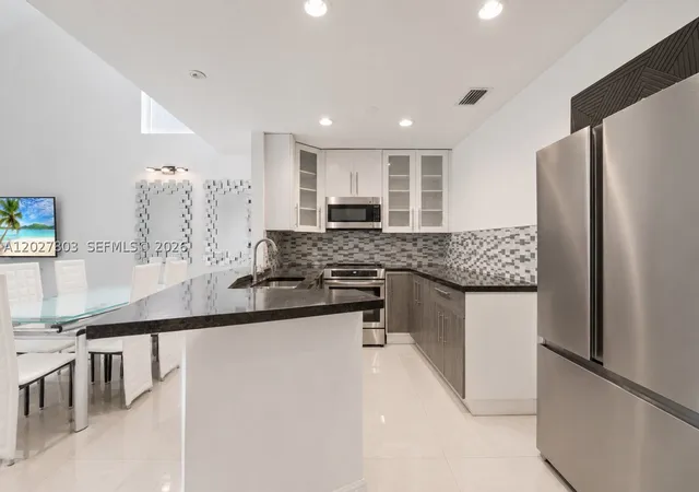 3rd image of 15723 Woodgate Pl #E, Sunrise, FL 33326 | MLS# A12027803