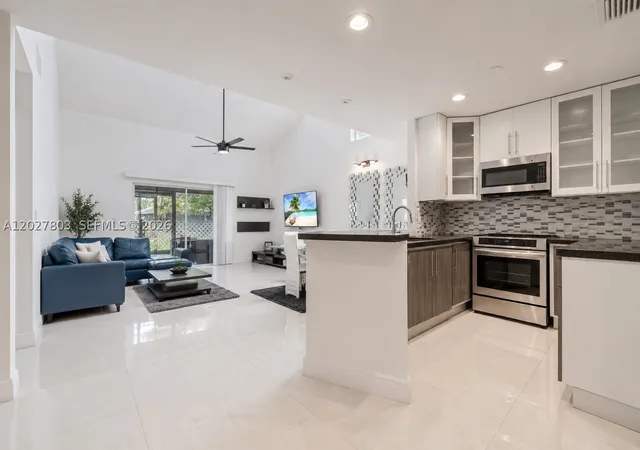 4th image of 15723 Woodgate Pl #E, Sunrise, FL 33326 | MLS# A12027803