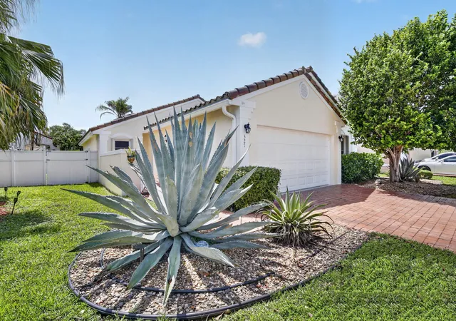 3rd image of 327 Sw 191St Ter, Pembroke Pines, FL 33029 | MLS# B26036461