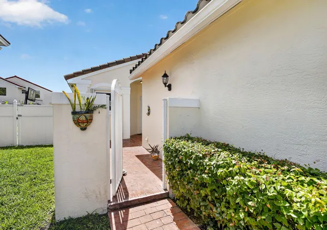 4th image of 327 Sw 191St Ter, Pembroke Pines, FL 33029 | MLS# B26036461