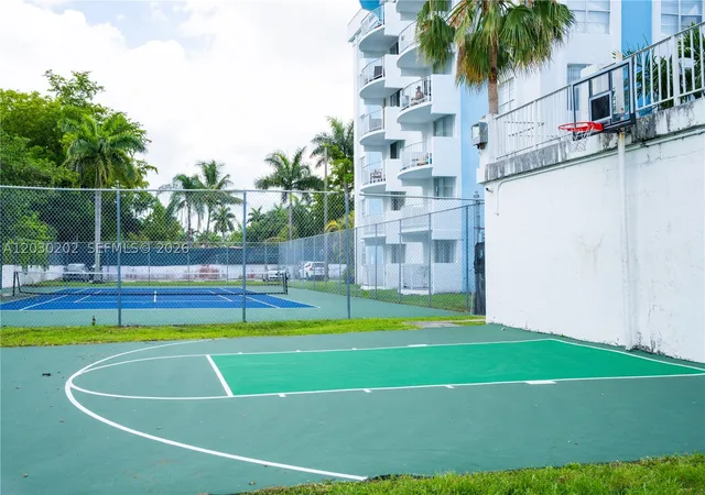 2nd image of 482 Nw 165Th St Rd, Miami, FL 33169