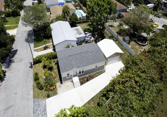 3rd image of 1757 N 12Th Ct Ct N, Lake Worth Beach, FL 33460 | MLS# B26036995