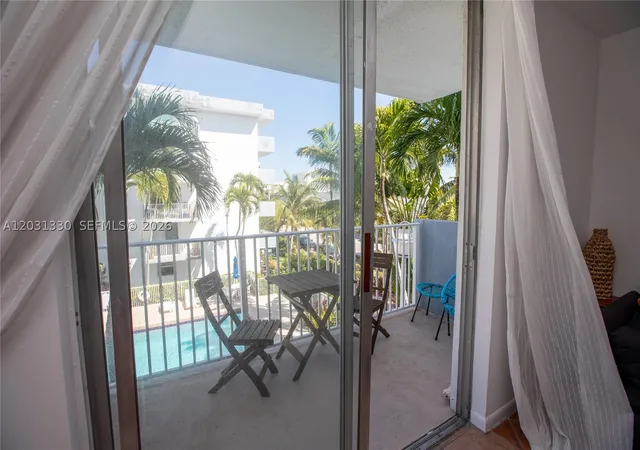 Listing Photo 3 - Condo for sale in building located at 1801 S Treasure Dr, Miami, FL 33141 - Unit #321