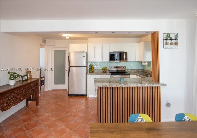 Listing Photo 5 - Condo for sale in building located at 1801 S Treasure Dr, Miami, FL 33141 - Unit #321