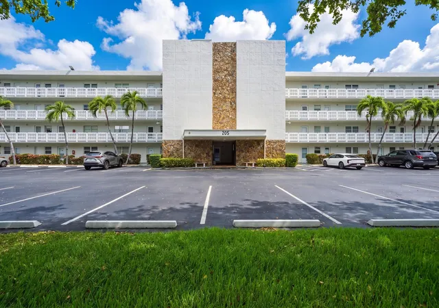 3rd image of 205 Se 11Th Ter #403, Dania Beach, FL 33004 | MLS# B26037058