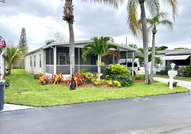 Homes for sale in Lake Worth, FL | 3409 Lake Overlook Pl, Lake Worth, FL 33462 | MLS# B26037159