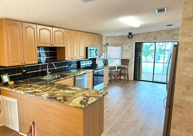 Homes for sale in Lake Worth, FL | 3409 Lake Overlook Pl, Lake Worth, FL 33462 | MLS# B26037159