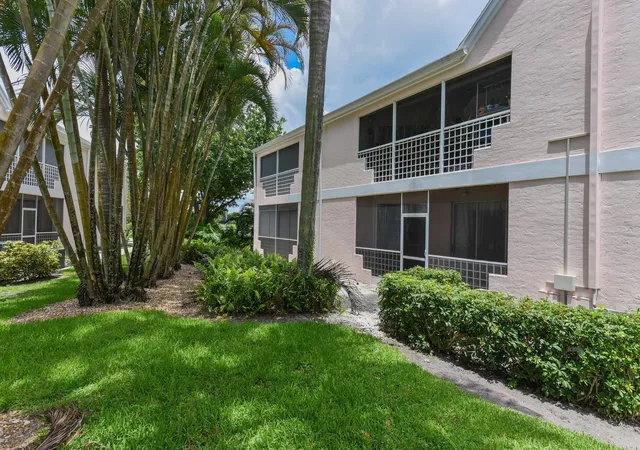 2nd image of 201 Muirfield Ct, Jupiter, FL 33458