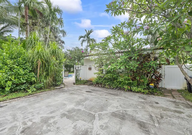 2nd image of 2501 Ne 26th Ter, Fort Lauderdale, FL 33305 | MLS# B26037334