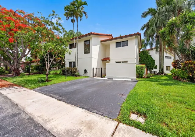 Homes for sale in Plantation, FL | 704 Sw 89th Ave, Plantation, FL 33324 | MLS# B26037428