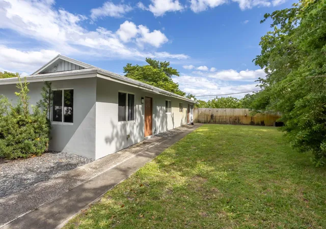 2nd image of 2227 Ne 3rd Ave #1 & 2, Delray Beach, FL 33444 | MLS# B26037499