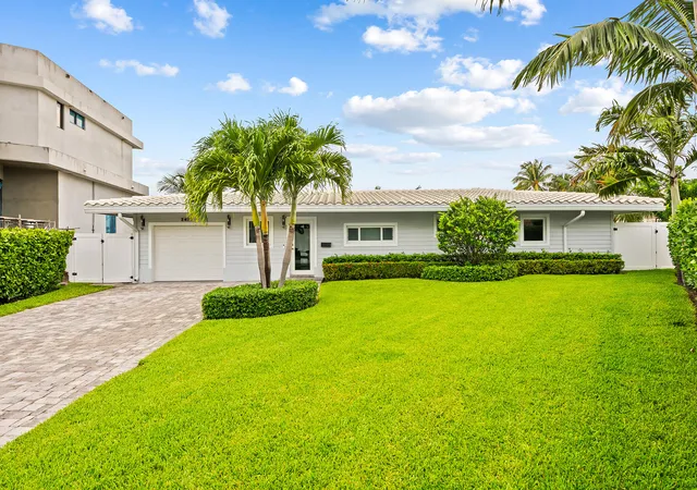 Homes for sale in Lighthouse Point, FL | 2421 Ne 50th St, Lighthouse Point, FL 33064 | MLS# B26037684