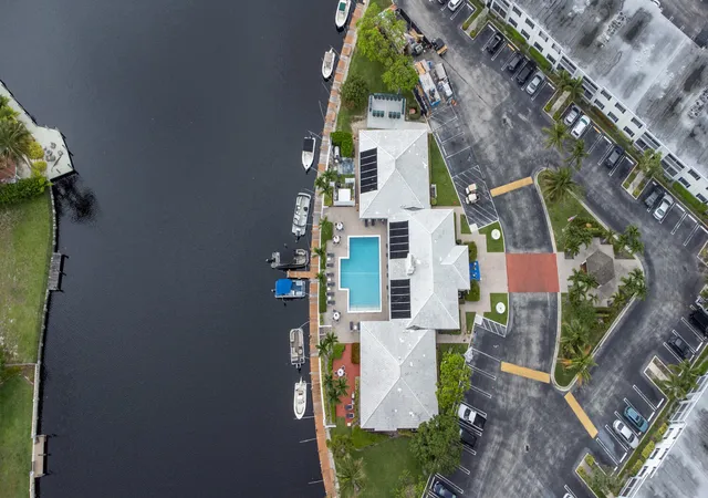 2nd image of 160 Cypress Clb Dr, Pompano Beach, FL 33060