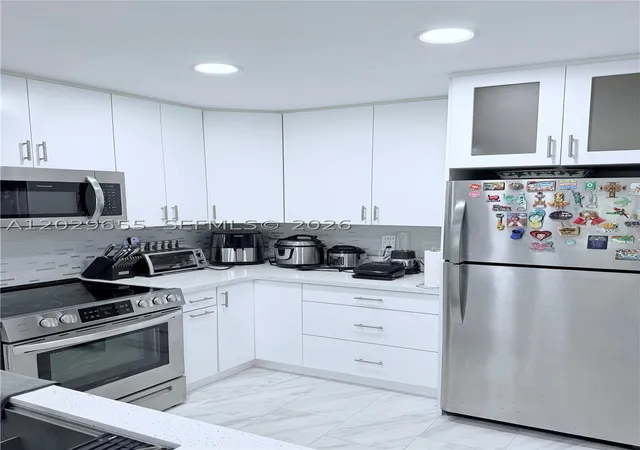 5th image of 1100 Hillcrest Ct, Hollywood, FL 33021