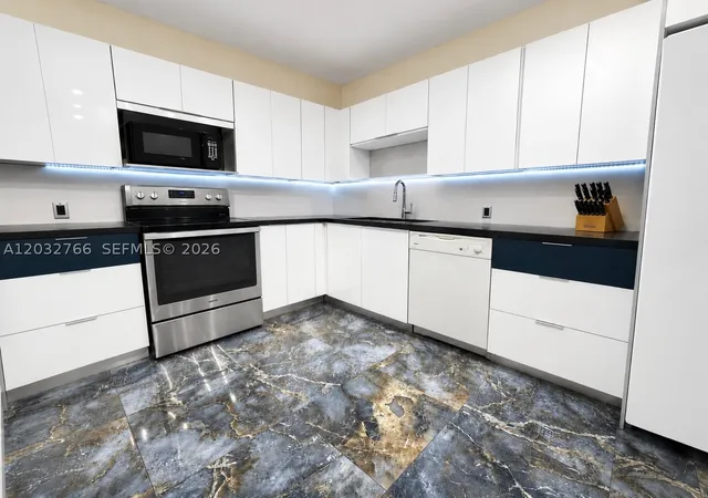 2nd image of 4200 Hillcrest Dr #403, Hollywood, FL 33021 | MLS# A12032766