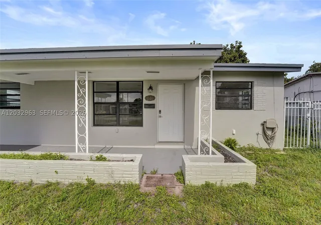 3rd image of 1140 N 74Th Way, Hollywood, FL 33024 | MLS# A12032963