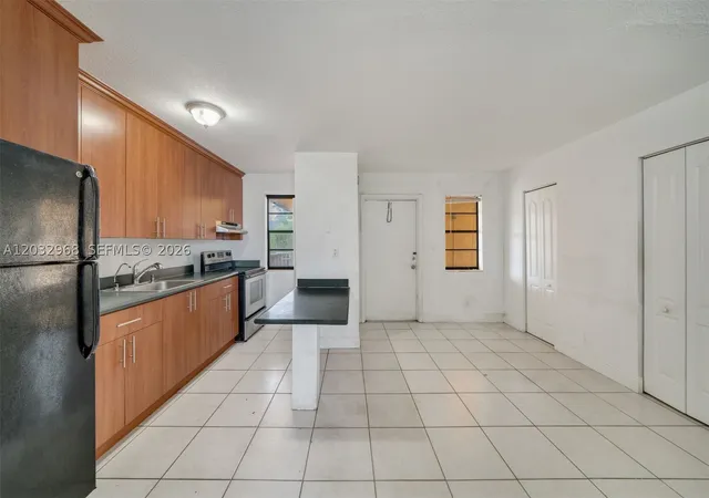 Listing Photo 4 - Condo for sale in building located at 4081 N Dixie Hwy, Oakland Park, FL 33334 - Unit #27