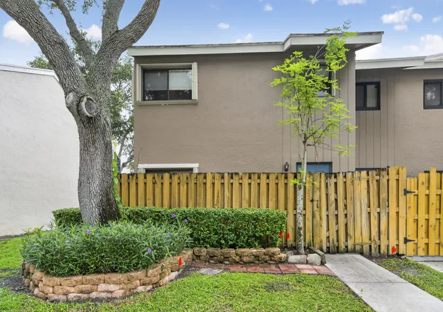 2nd image of 5182 S University Dr, Davie, FL 33328 | MLS# B26038302