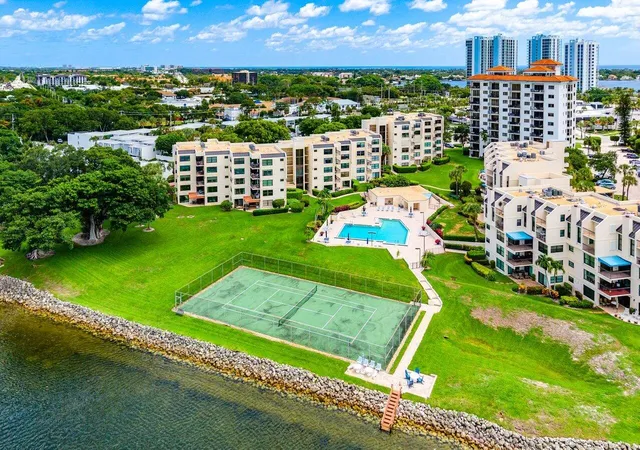 2nd image of 372 Golfview Rd, North Palm Beach, FL 33408