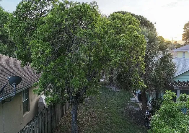 4th image of 211 N E St, Lake Worth Beach, FL 33460 | MLS# B26038442