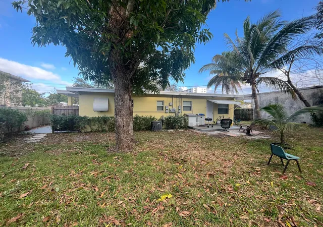 2nd image of 211 N A St, Lake Worth Beach, FL 33460 | MLS# B26038821