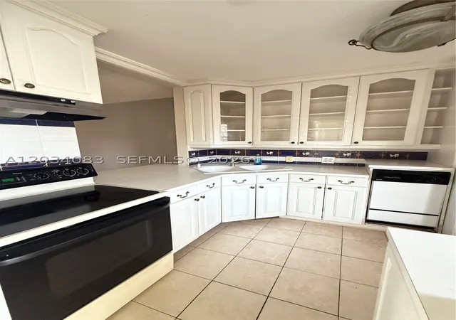 3rd image of 2200 Park Ln #105, Hollywood, FL 33021 | MLS# A12034083