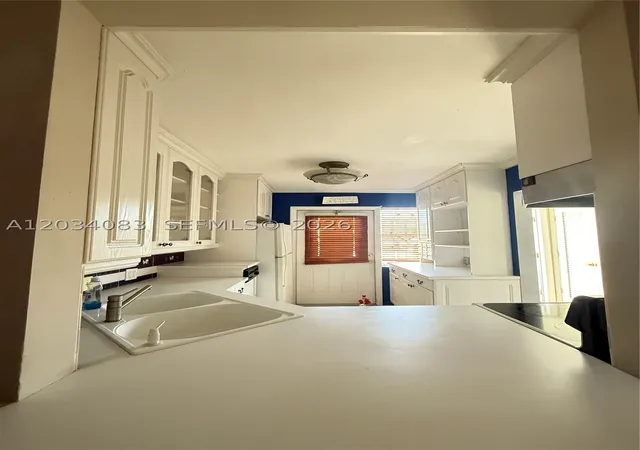 4th image of 2200 Park Ln #105, Hollywood, FL 33021 | MLS# A12034083