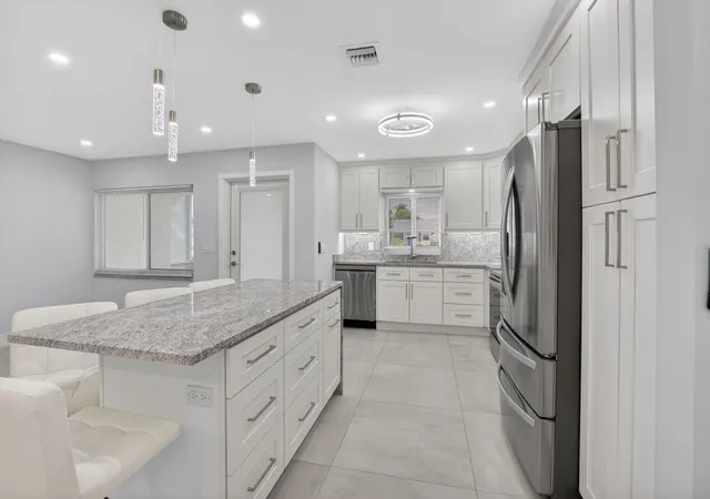 3rd image of 6049 Via, Delray Beach, FL 33484 | MLS# B26039057