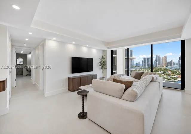 4th image of 19355 Turnberry Way #19F, Miami, FL 33180 | MLS# A12034663